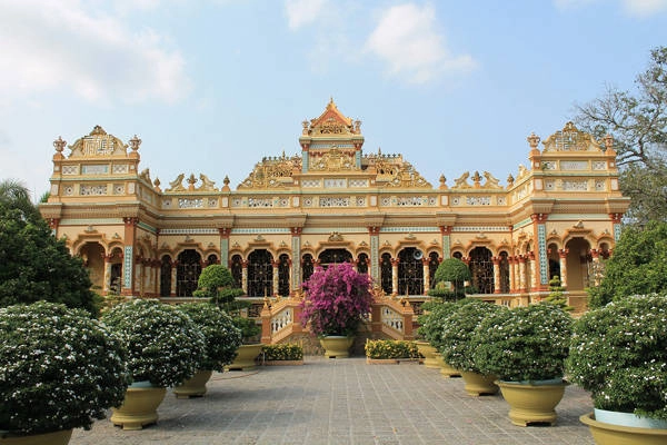 Chùa Vĩnh Tràng mang trong mình hai lối kiến trúc Á - Âu độc đáo. Ảnh: Phước Bình. Chùa Vĩnh Tràng mang trong mình hai lối kiến trúc Á - Âu độc đáo. Ảnh: Phước Bình.
