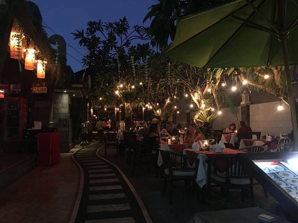 Ăn tối tại nhà hàng Nyoman's Beergarden - Nusa Dua beach