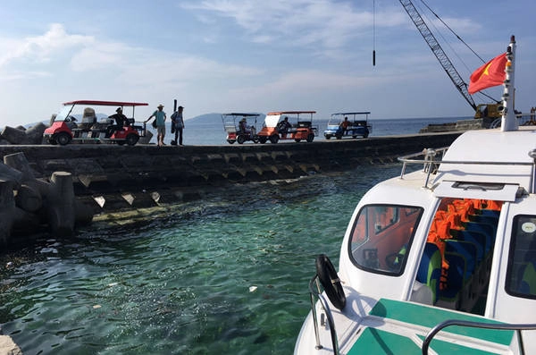 Cầu tàu đảo bé có xe điện đưa đón khách du lịch vào đảo. Cầu tàu đảo bé có xe điện đưa đón khách du lịch vào đảo.