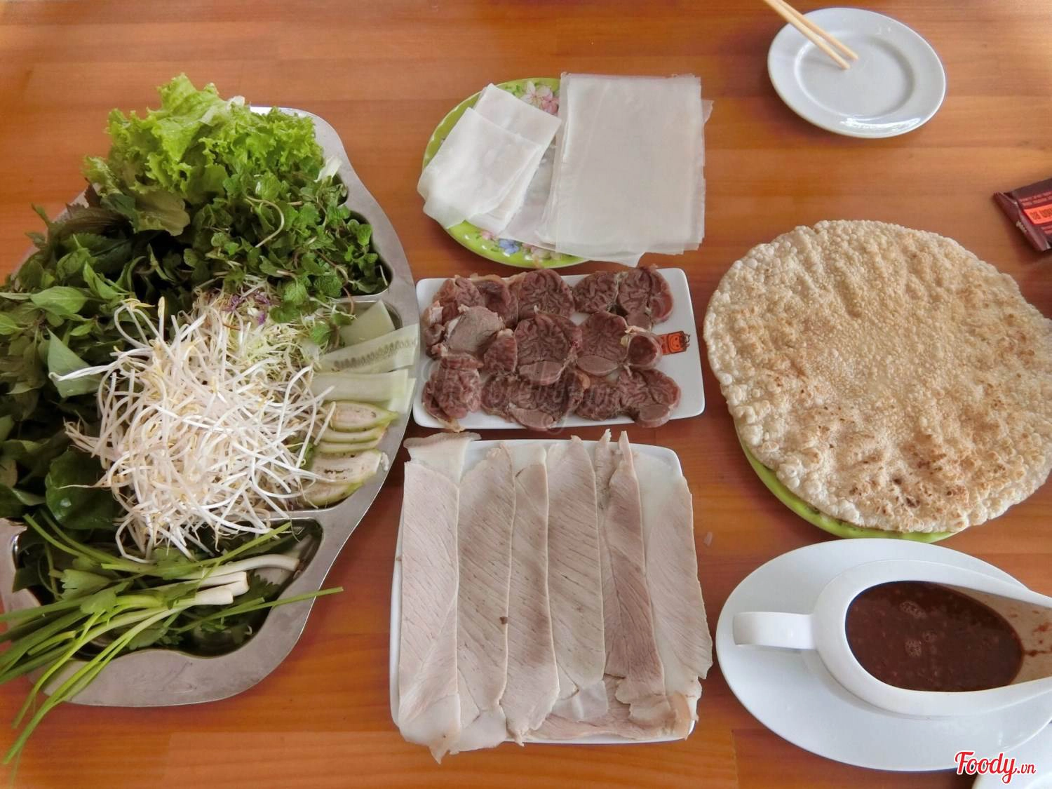 Bánh tráng cuốn thịt heo 2 đầu da. Ảnh: Foody Bánh tráng cuốn thịt heo 2 đầu da. Ảnh: Foody
