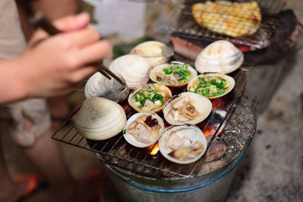 Tự tổ chức tiện nướng cùng bạn bè trên đảo là một điều trên cả tuyệt vời. Ảnh: Huỳnh Lê Tuấn. Tự tổ chức tiện nướng cùng bạn bè trên đảo là một điều trên cả tuyệt vời. Ảnh: Huỳnh Lê Tuấn.