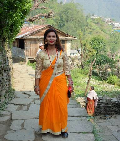Một người phụ nữ Nepal trong trang phục truyền thống chuẩn bị đi đám cưới