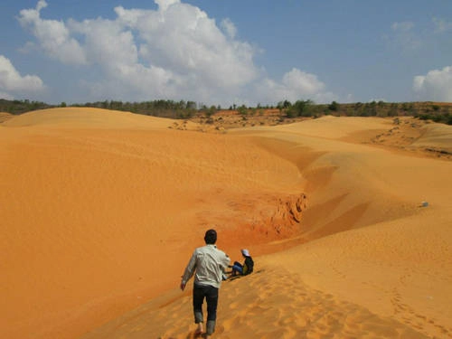 Đồi cát bay Mũi Né – điểm đến lý thú. Đồi cát bay Mũi Né – điểm đến lý thú.