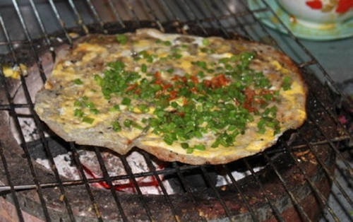 Bánh tráng nướng mỡ hành đậm đà hương vị miền Trung. Bánh tráng nướng mỡ hành đậm đà hương vị miền Trung.