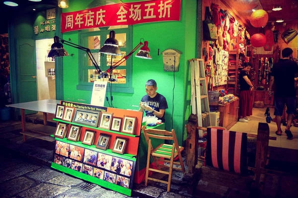 Nghệ nhân nặng tượng. Nghệ nhân nặng tượng.