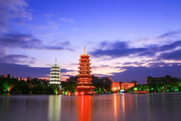 Nhật Nguyệt Song Tháp, Quế Lâm. Nhật Nguyệt Song Tháp, Quế Lâm.