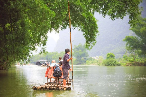 Đi thuyền trên dòng Lệ Giang. Đi thuyền trên dòng Lệ Giang.