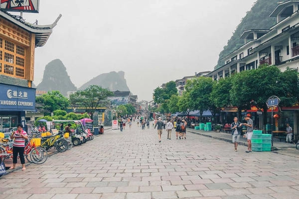 Khu phố tây nhộn nhịp. Khu phố tây nhộn nhịp.