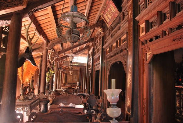 Nhà cổ ông Kiệt còn lưu giữ nhiều đồ cổ quý như bộ liễn đối khảm xà cừ, bộ bàn ghế với các hoa văn tinh tế, vật dụng bằng sứ…Ảnh: pda viet bao Nhà cổ ông Kiệt còn lưu giữ nhiều đồ cổ quý như bộ liễn đối khảm xà cừ, bộ bàn ghế với các hoa văn tinh tế, vật dụng bằng sứ…Ảnh: pda viet bao