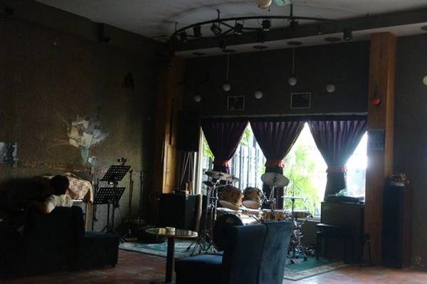 Quán cafe Tùng Jazz với phong cách cổ điển, được nhiều người đến thưởng thức âm nhạc. Ảnh: vinalo Quán cafe Tùng Jazz với phong cách cổ điển, được nhiều người đến thưởng thức âm nhạc. Ảnh: vinalo