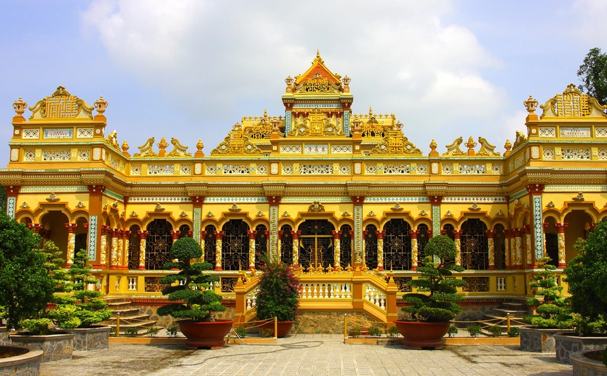 Chùa Vĩnh Tràng có kiến trúc lớn nhất Mỹ Tho mang kiến trúc Angkor-Âu. Ảnh: giaohoiphatgiao. Chùa Vĩnh Tràng có kiến trúc lớn nhất Mỹ Tho mang kiến trúc Angkor-Âu. Ảnh: giaohoiphatgiao.