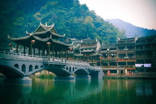 Phượng Hoàng là tên một cổ trấn của Trung Quốc nằm tại huyện Phượng Hoàng, Châu tự trị người Thổ Gia, người Miêu Tương Tây ở phía tây tỉnh Hồ Nam. Cũng như nhiều cổ trấn trứ danh khác của đất nước Trung Hoa, địa danh này được bảo tồn rất tốt cả về giá trị lịch sử và văn hóa và bảo lưu những giá trị của dân tộc ít người. Ảnh: Nguyễn Trường Sơn Phượng Hoàng là tên một cổ trấn của Trung Quốc nằm tại huyện Phượng Hoàng, Châu tự trị người Thổ Gia, người Miêu Tương Tây ở phía tây tỉnh Hồ Nam. Cũng như nhiều cổ trấn trứ danh khác của đất nước Trung Hoa, địa danh này được bảo tồn rất tốt cả về giá trị lịch sử và văn hóa và bảo lưu những giá trị của dân tộc ít người. Ảnh: Nguyễn Trường Sơn