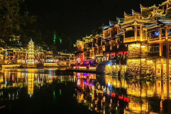 Phượng Hoàng Cổ Trấn khi lên đèn. Ảnh: Nguyễn Trường Sơn Phượng Hoàng Cổ Trấn khi lên đèn. Ảnh: Nguyễn Trường Sơn