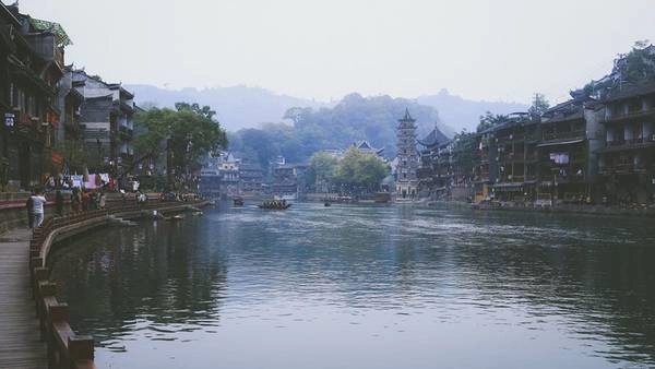 Khung cảnh dọc hai bên bờ sông cực kỳ thơ mộng. Ảnh: Nguyễn Trường Sơn Khung cảnh dọc hai bên bờ sông cực kỳ thơ mộng. Ảnh: Nguyễn Trường Sơn