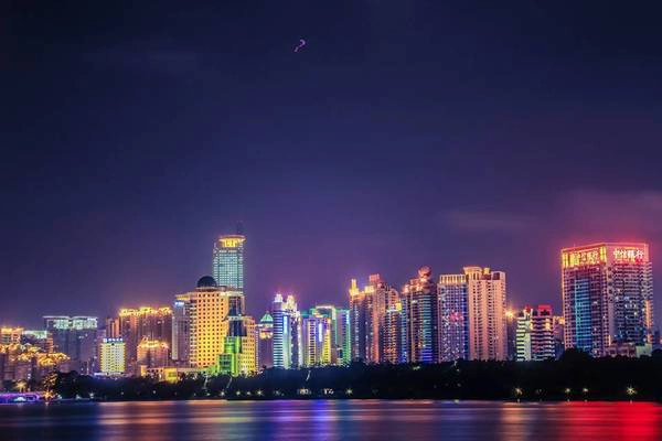 Thành phố Nam Ninh lung linh trong đêm. Ảnh: Nguyễn Trường Sơn Thành phố Nam Ninh lung linh trong đêm. Ảnh: Nguyễn Trường Sơn