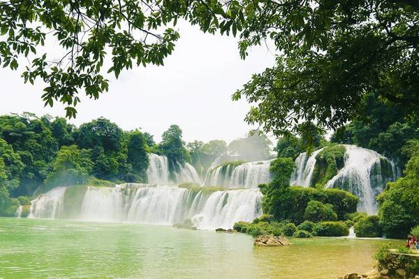 Thác Bản Giốc là một thác nước nằm trên biên giới Việt Nam và Trung Quốc; phía Việt Nam, thác thuộc xã Đàm Thuỷ, huyện Trùng Khánh, tỉnh Cao Bằng, phía Trung Quốc, thác thuộc tỉnh Quảng Tây. Thác nước này cách huyện lỵ Trùng Khánh khoảng 20 km về phía đông bắc.Thác Bản Giốc hiện nay là thác nước lớn thứ nhì thế giới trong các thác nước nằm trên một đường biên giới. Phía Trung Quốc gọi thác này là thác Đức Thiên. Ảnh: Nguyễn Trường Sơn Thác Bản Giốc là một thác nước nằm trên biên giới Việt Nam và Trung Quốc; phía Việt Nam, thác thuộc xã Đàm Thuỷ, huyện Trùng Khánh, tỉnh Cao Bằng, phía Trung Quốc, thác thuộc tỉnh Quảng Tây. Thác nước này cách huyện lỵ Trùng Khánh khoảng 20 km về phía đông bắc.Thác Bản Giốc hiện nay là thác nước lớn thứ nhì thế giới trong các thác nước nằm trên một đường biên giới. Phía Trung Quốc gọi thác này là thác Đức Thiên. Ảnh: Nguyễn Trường Sơn