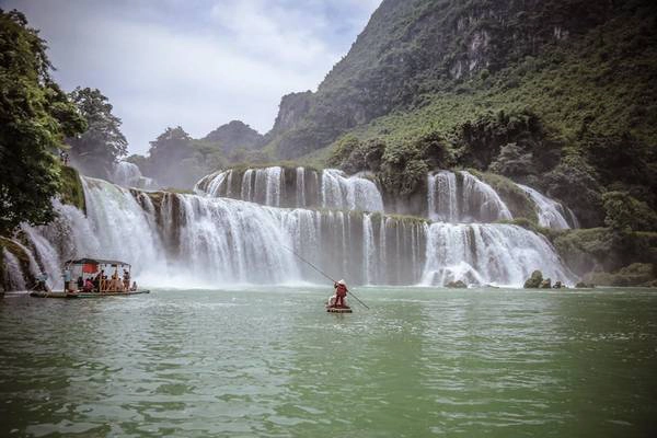 Du khách thuê bè ngắm thác. Ảnh: Nguyễn Trường Sơn Du khách thuê bè ngắm thác. Ảnh: Nguyễn Trường Sơn