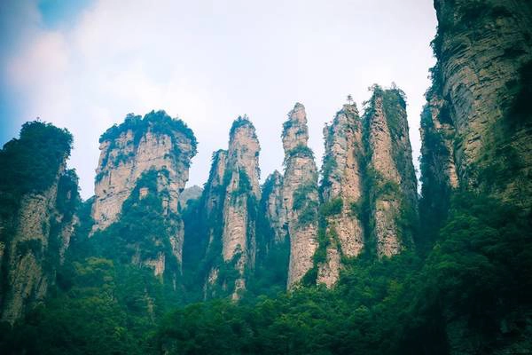 Trương Gia Giới là tên một thành phố ở phía Tây Bắc tỉnh Hồ Nam, Trung Quốc. Đây cũng là thiên đường du lịch với vô số cảnh đẹp thần tiên: từ núi non, sông nước hữu tình đến những thung lũng nên thơ, khu rừng nguyên sinh hoang dã. Đặc biệt, với rừng đá sa thạch hùng vĩ, Trương Gia Giới còn được mệnh danh là “Pandora trên Trái đất”. Ảnh: Nguyễn Trường Sơn Trương Gia Giới là tên một thành phố ở phía Tây Bắc tỉnh Hồ Nam, Trung Quốc. Đây cũng là thiên đường du lịch với vô số cảnh đẹp thần tiên: từ núi non, sông nước hữu tình đến những thung lũng nên thơ, khu rừng nguyên sinh hoang dã. Đặc biệt, với rừng đá sa thạch hùng vĩ, Trương Gia Giới còn được mệnh danh là “Pandora trên Trái đất”. Ảnh: Nguyễn Trường Sơn