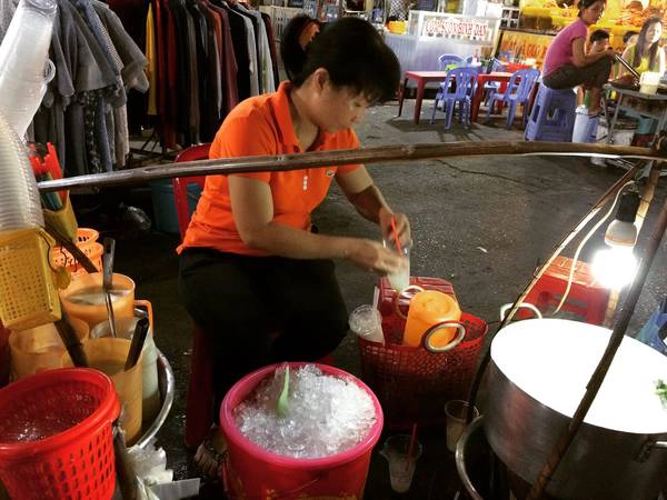 Thưởng thức sữa đậu nành thêm ít đá chỉ 6.000 đồng/ly rất thơm mùi đậu nành và lá dứa. Thưởng thức sữa đậu nành thêm ít đá chỉ 6.000 đồng/ly rất thơm mùi đậu nành và lá dứa.