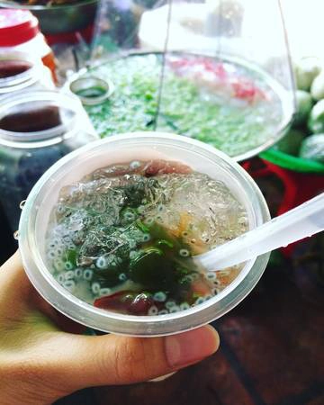 Sang phía tay trái của cổng chính chùa, bạn có thể giải khát bằng một ly sương sa hột lựu, bánh lọt nước cốt dừa hay sương sâm nhãn hột é mát lạnh. Sang phía tay trái của cổng chính chùa, bạn có thể giải khát bằng một ly sương sa hột lựu, bánh lọt nước cốt dừa hay sương sâm nhãn hột é mát lạnh.