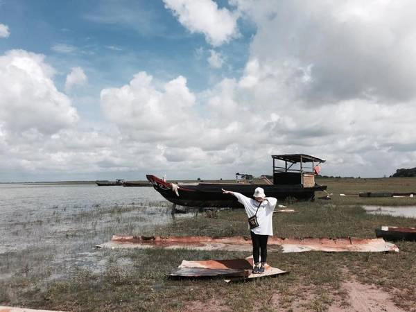 Bờ hồ phía bên đảo Nhím Bờ hồ phía bên đảo Nhím