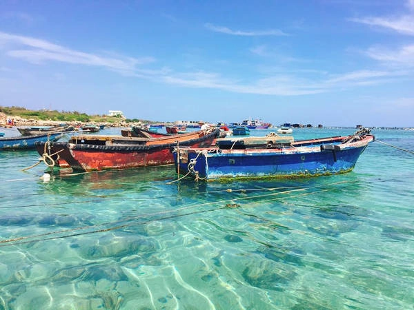 Biển trong veo đến mức làm bạn như muốn nhảy ngay xuống để tận hưởng làn nước mát lạnh.