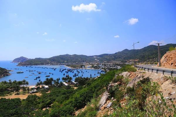Toàn cảnh vịnh Vĩnh Hy nhìn từ trên đèo.
