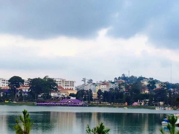 Hồ Xuân Hương lúc về chiều. Hồ Xuân Hương lúc về chiều.