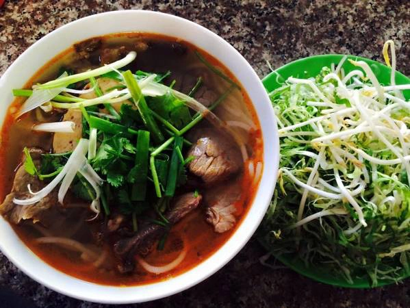 Ăn sáng bằng tô bún bò ngon tuyệt. Ăn sáng bằng tô bún bò ngon tuyệt.
