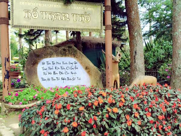 Hồ Than Thở nằm trên đường Hồ Xuân Hương. Hồ Than Thở nằm trên đường Hồ Xuân Hương.