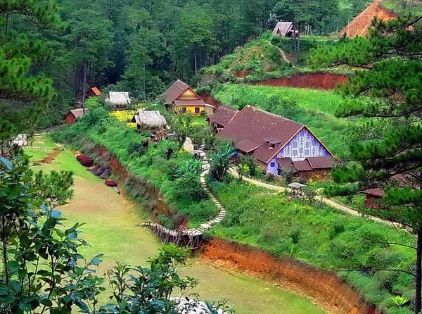 Các bạn có thể ghé làng Cù Lần nếu có thời gian. Các bạn có thể ghé làng Cù Lần nếu có thời gian.