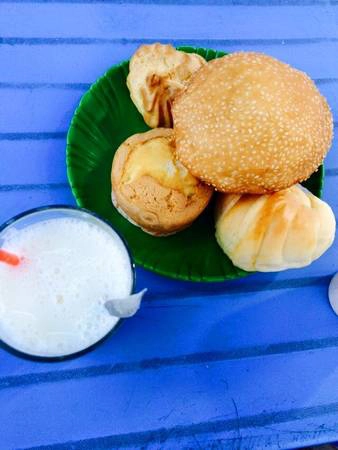 Thưởng thức sữa đậu nành và bánh ngọt ở chợ Đà Lạt. Thưởng thức sữa đậu nành và bánh ngọt ở chợ Đà Lạt.