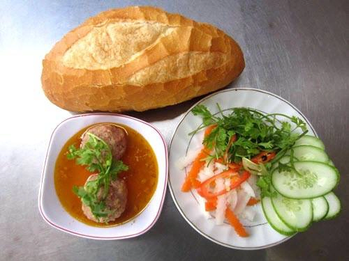 Bánh mì xíu mại Thông Thiên Học cực nổi tiếng. Bánh mì xíu mại Thông Thiên Học cực nổi tiếng.