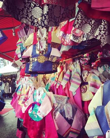 Những bộ hanbok xinh xắn cho các em bé.