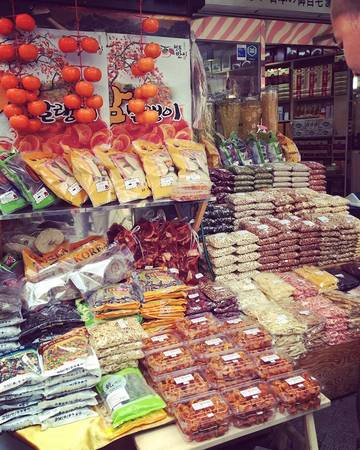 Có rất nhiều cửa hàng bán sâm và linh chi tại chợ.