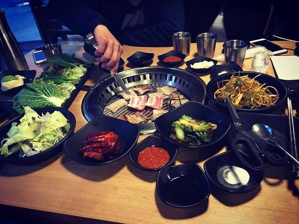 Bạn có thể ghé nhà hàng Mapo Sutbul Galbi để ăn tối. Địa chỉ của nhà hàng là 62-6 Nonhyeon-dong, Gangnam-Gu, Seoul và món ngon nhất ở đây là sườn bò và thịt bò ướp sốt.