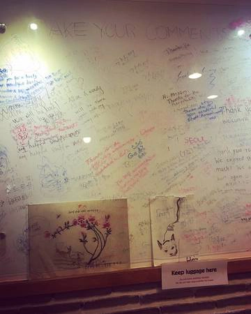 Chủ hostel cực kỳ nhiệt tình và niềm nở. Trong ảnh là những lời nhắn lưu niệm của các du khách từng lưu trú tại đây.