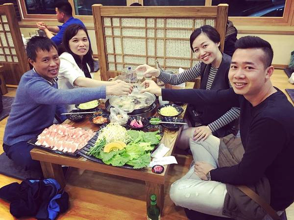Dùng bữa tối thịnh soạn và ấm áp với món lẩu.