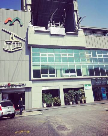Đường đi cáp lên tháp Namsan.