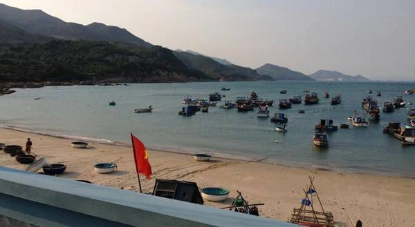 Tại đây, cũng có nhiều khu riêng tư, du khách có thể tự do tắm biển, lặn ngắm san hô hay câu cá. Hoặc bạn liên hệ với khu du lịch để book tour trọn gói, tham quan hay khám phá cuộc sống với ngư dân làng chài.