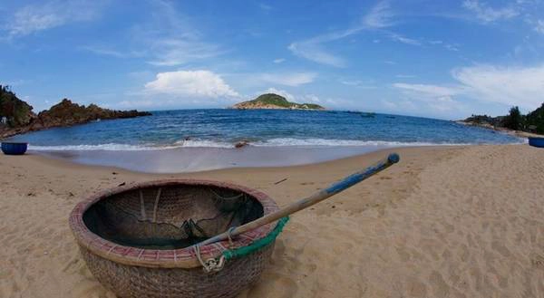 Life's A Beach tọa lạc tại khu làng chài ven biển ở Bãi Xép thuộc phường Ghềnh Ráng, TP. Quy Nhơn.