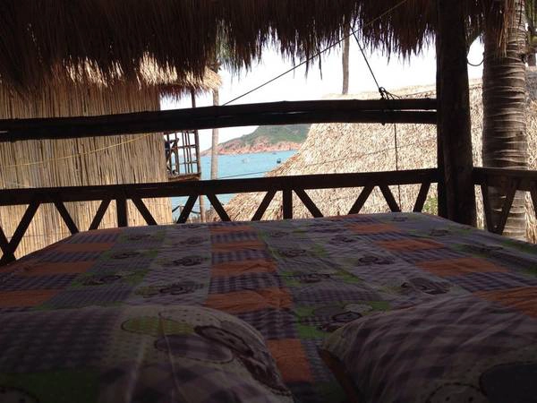 Life's A Beach được thiết kế cũng khá đơn giản, nhẹ nhàng nhưng rất hài hòa về màu sắc. Bạn sẽ cảm nhận nó qua nhưng khu nhà theo phong cách “ký túc xá” và những căn nhà gỗ hai tầng mộc mạc toát lên không giản mở, thoáng mát...