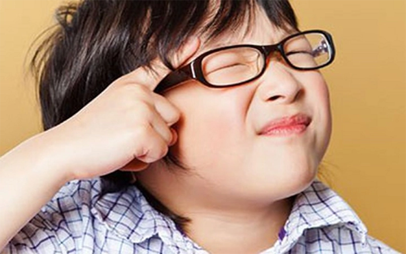 nheo mắt