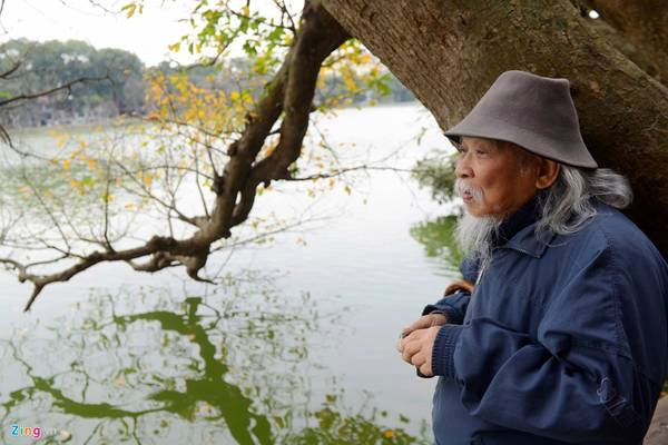Những dịp này, nghệ sĩ nhiếp ảnh Quang Phùng thong dong tản bộ bên hồ, ghi lại khoảng khắc mùa vàng qua chiếc máy ảnh nhỏ. Những dịp này, nghệ sĩ nhiếp ảnh Quang Phùng thong dong tản bộ bên hồ, ghi lại khoảng khắc mùa vàng qua chiếc máy ảnh nhỏ.