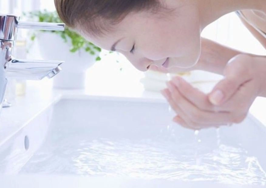 rửa mặt bằng nước ấm