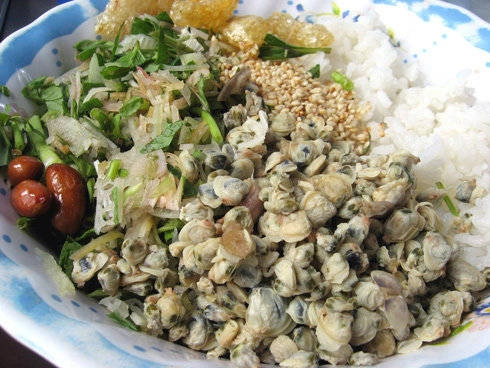 Cơm hến - Ảnh: TTO