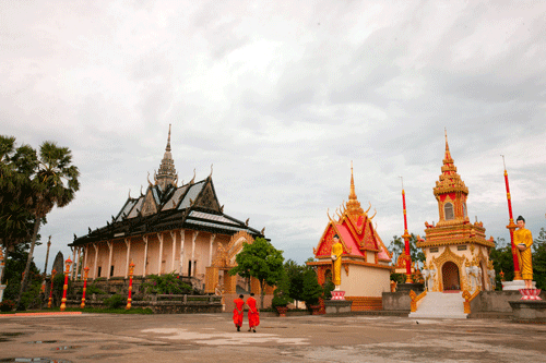 Với hai màu chủ đạo là đỏ và vàng lúc nào cũng rực rỡ dưới nắng, , chùa Xiêm Cán được coi là một trong những ngôi chùa Khmer lớn nhất và lộng lẫy nhất trong hệ thống chùa Khmer ở Nam Bộ. Với hai màu chủ đạo là đỏ và vàng lúc nào cũng rực rỡ dưới nắng, , chùa Xiêm Cán được coi là một trong những ngôi chùa Khmer lớn nhất và lộng lẫy nhất trong hệ thống chùa Khmer ở Nam Bộ.