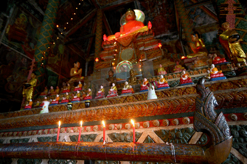 Trong chánh điện, cao hơn hết là một bàn thờ với một tượng Phật lớn, đặt trên các tượng Phật khác ở nhiều tư thế khác nhau biểu hiện cho các thời kỳ hóa thân của đức Phật. Trong chánh điện, cao hơn hết là một bàn thờ với một tượng Phật lớn, đặt trên các tượng Phật khác ở nhiều tư thế khác nhau biểu hiện cho các thời kỳ hóa thân của đức Phật.