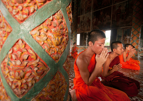 Trong khuôn viên chùa có trường dạy chữ Khmer, chữ Pali, dạy kinh…, là nơi lưu giữ các tập truyện kể dân gian và các vốn văn hóa truyền thống cho con em phật tử. Trong khuôn viên chùa có trường dạy chữ Khmer, chữ Pali, dạy kinh…, là nơi lưu giữ các tập truyện kể dân gian và các vốn văn hóa truyền thống cho con em phật tử.