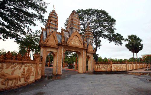 Ba ngôi tháp nơi cổng chùa mô phỏng kiểu kiến trúc Angkor của người Campuchia và tượng hình rắn nhiều đầu được chạm trổ công phu. Ba ngôi tháp nơi cổng chùa mô phỏng kiểu kiến trúc Angkor của người Campuchia và tượng hình rắn nhiều đầu được chạm trổ công phu.